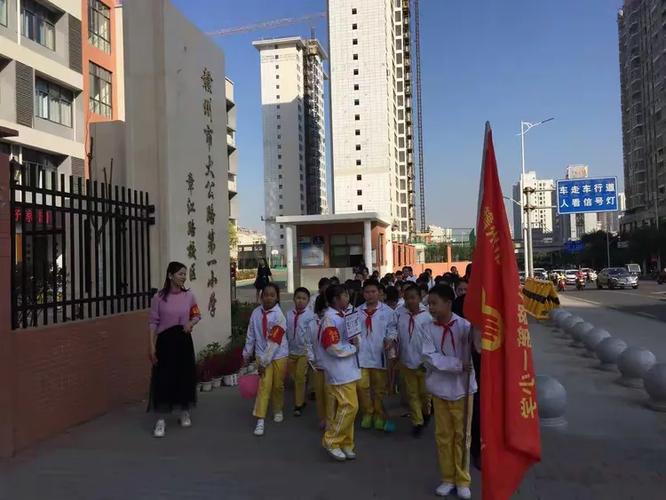 小手擦亮大文明——记一次社区公共设施清洁志愿活动