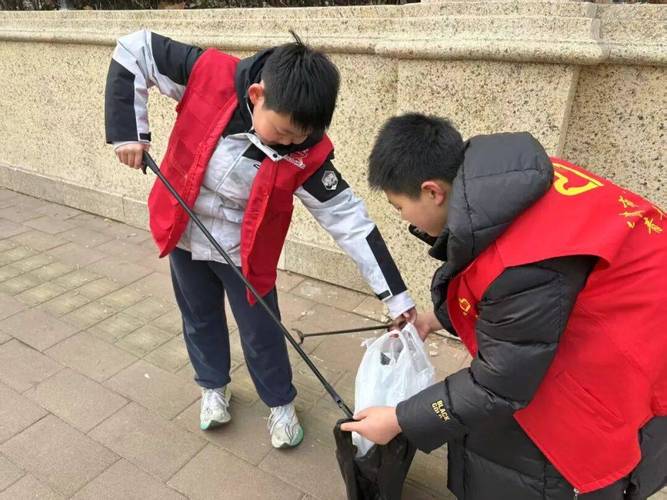 津彩寒假进行时 太湖路街雀榕园社区环境清整与公共设施安装志愿服务暖人心