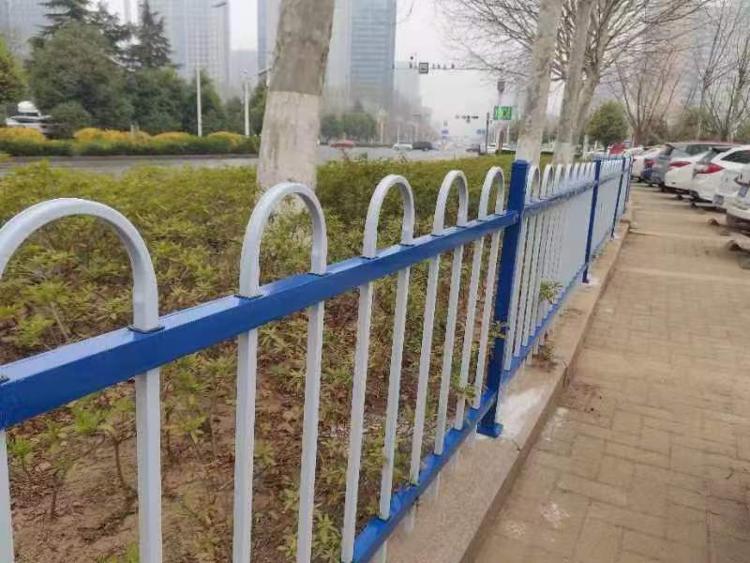 护栏“上岗” 文明有秩序 游览更安全