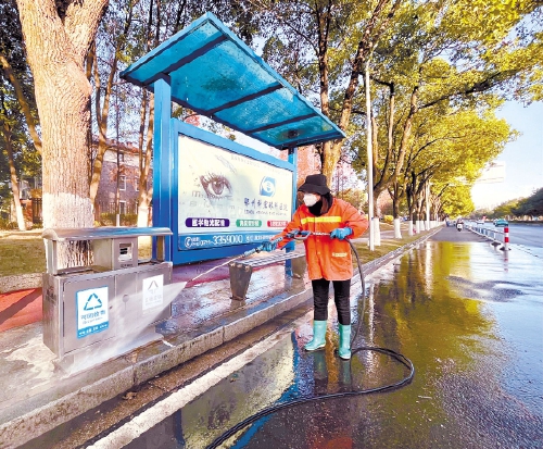 擦亮城市窗口，提升服务品质——记滨湖西路环卫工人清洗公交站台及公共设施行动